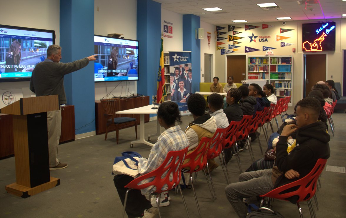 USEmbassyAddis's tweet image. This week, our EducationUSA Center launched its 2025 Cohort of the EducationUSA Scholars Program (ESP) with support from the @StateDept Bureau of Educational and Cultural Affairs (ECA). This program empowers Ethiopia's brightest students to pursue higher education in the U.S. and…