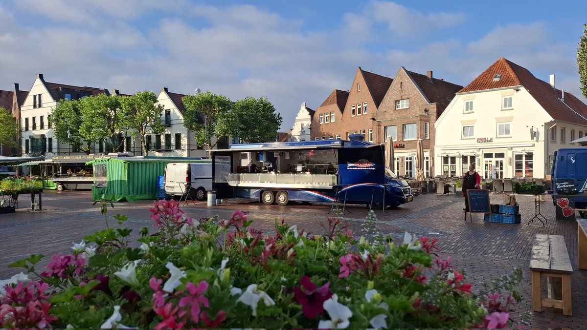 Amchanagi's tweet photo. #Lingen
#Mittwoch 
#Markttag
#Koellewijn ist auch wieder da. 🦈 https://t.co/oghjw3heMk