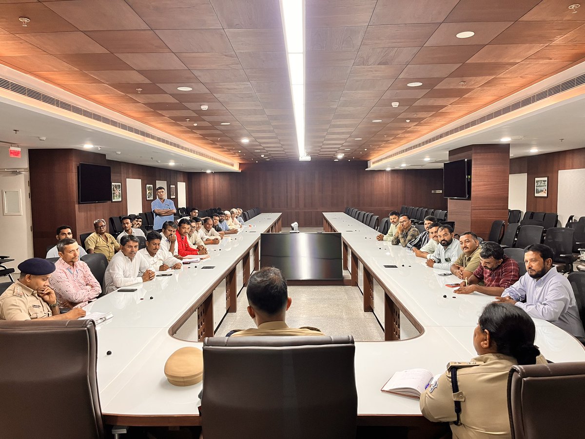 અમદાવાદ ટ્રાફિક પોલીસ અને રિક્ષા એસોસિયેશન વચ્ચે બેઠક યોજાઈ, જેમાં રિક્ષા ચાલકો ટ્રાફિકના નિયમોનું પાલન કરે તે અંગે સુચના આપવામાં આવ્યું.
ટ્રાફિક પોલીસ સાથેની બેઠક બાદ રિક્ષા એસોસિયેશન દ્વારા આપવામાં આવેલ હડતાલ પૂર્ણ કરી દેવામાં આવી હતી.
<a href="/GujaratPolice/">Gujarat Police</a> <a href="/SafinHasan_IPS/">Safin Hasan</a>