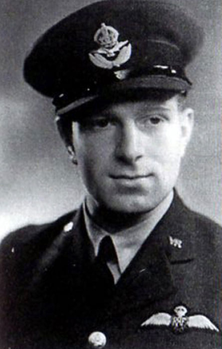 pettore's tweet image. Born this day 23rd.July 1920.
PO. Philip James Kearsey.
One of THE FEW.
bbm.org.uk/airmen/Kearsey…
He was killed in his Hurricane defending Luqa airfield against a bombing attack.
His body was never recovered.
Age 20.