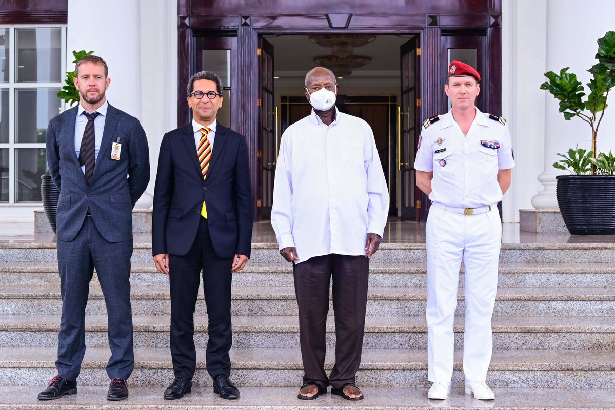 APTcoms's tweet image. H.E @KagutaMuseveni met and held discussions with the outgoing Ambassador of France to Uganda, H.E. Xavier Sticker at State House Entebbe.
President Museveni emphasized the importance of global cooperation, urging the West to join forces with other nations, particularly in…