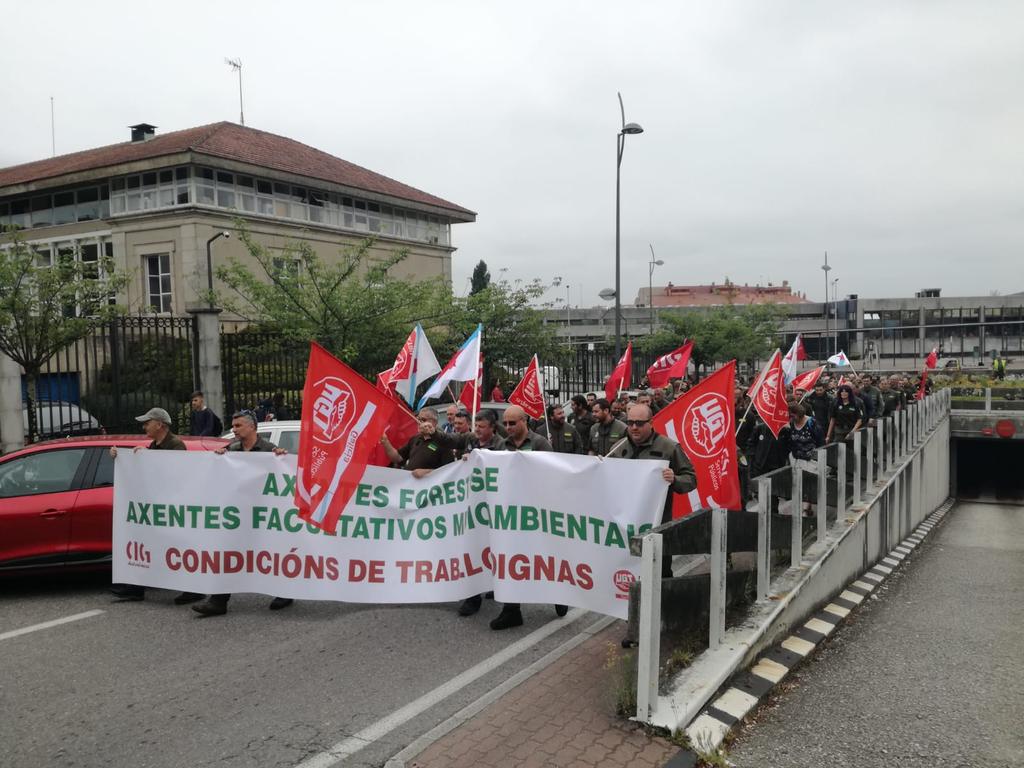 <a href="/AlfonsoRuedaGal/">Alfonso Rueda</a> Compromiso coa xente? Cumpla  compromisos #AxentesMedioambientais: Acordo condicións traballo, regulamento funcións, aumento plazas.
Diálogo? O mesmo diálogo que mantén a conselleria de Medio Rural que non tuvo unha soa reunión cos Representantes dos traballadores.
#GaliciadoNon