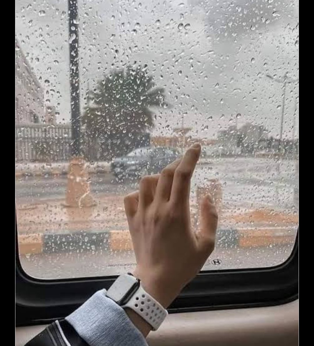 Kbhi bepanah Baras padi ,
Kabhi gum so h,
Ye barish bhi kuch kuch tum si h ...🥀🌹🤍🕊️