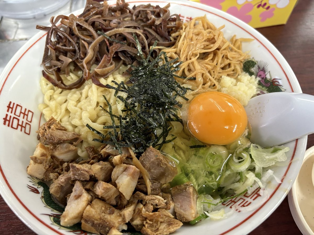 baby10out's tweet image. 若林区六丁の目
太平楽 六丁の目店
油そば 小 キクラゲTP
暑さで思ったより疲労が溜まっており、だるさを感じたので元気をチャージ
背脂ニンニク太麺が疲れに効く
味変海老ラー油もgood