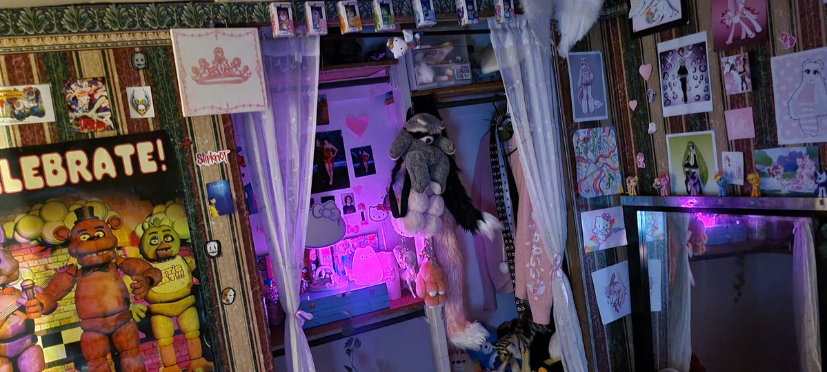 no_more_ren's tweet image. The bald spot is where my tapestry and pet net go, but im scared to ask Devins dad to do it. He's scary
ALSO, the wallpaper down here is crazy ugly