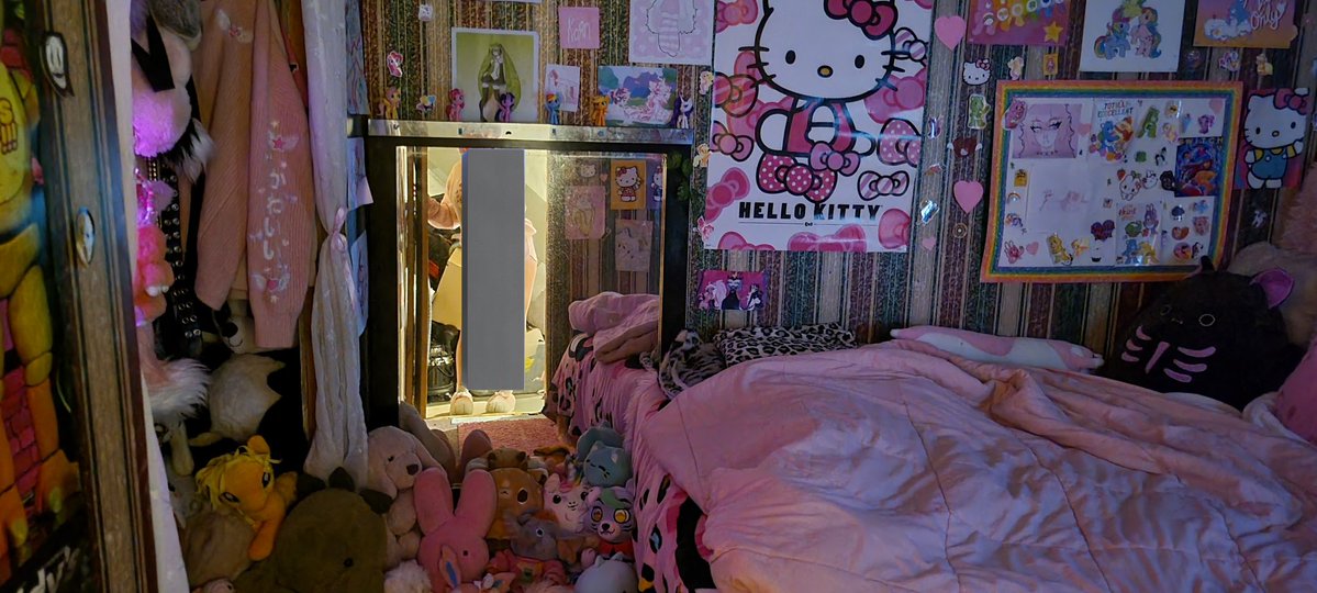 no_more_ren's tweet image. The bald spot is where my tapestry and pet net go, but im scared to ask Devins dad to do it. He's scary
ALSO, the wallpaper down here is crazy ugly