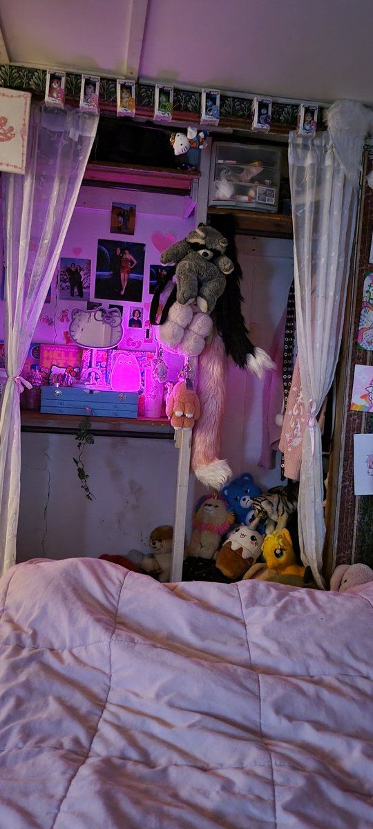 no_more_ren's tweet image. The bald spot is where my tapestry and pet net go, but im scared to ask Devins dad to do it. He's scary
ALSO, the wallpaper down here is crazy ugly