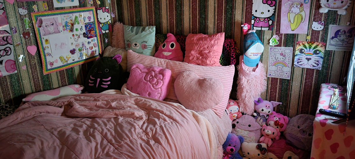 no_more_ren's tweet image. The bald spot is where my tapestry and pet net go, but im scared to ask Devins dad to do it. He's scary
ALSO, the wallpaper down here is crazy ugly