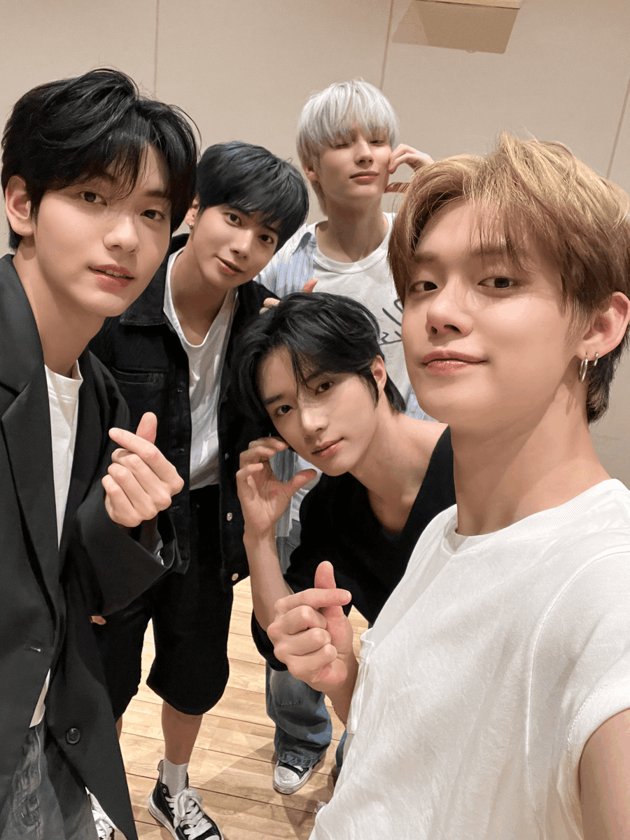 Amazon Music(アマゾンミュージック) (@amazonmusicjp) on Twitter photo //
TOMORROW X TOGETHERから
限定写真が到着📷
\\
『The Star Chapter: TOGETHER』のリリースを記念したセルフィーが届きました💌
投稿をリポストして、5人の特別な写真をたくさんのMOAに共有してね🥰
楽曲はAmazon Musicでチェック👇
🎧amzn.lnky.jp/t0XY69t
<a href="/TXT_bighit_jp/">TXT JAPAN OFFICIAL</a> <a href="/TXT_bighit/">TXT OFFICIAL</a> //
TOMORROW X TOGETHERから
限定写真が到着📷
\\
『The Star Chapter: TOGETHER』のリリースを記念したセルフィーが届きました💌
投稿をリポストして、5人の特別な写真をたくさんのMOAに共有してね🥰
楽曲はAmazon Musicでチェック👇
🎧amzn.lnky.jp/t0XY69t
<a href="/TXT_bighit_jp/">TXT JAPAN OFFICIAL</a> <a href="/TXT_bighit/">TXT OFFICIAL</a>
