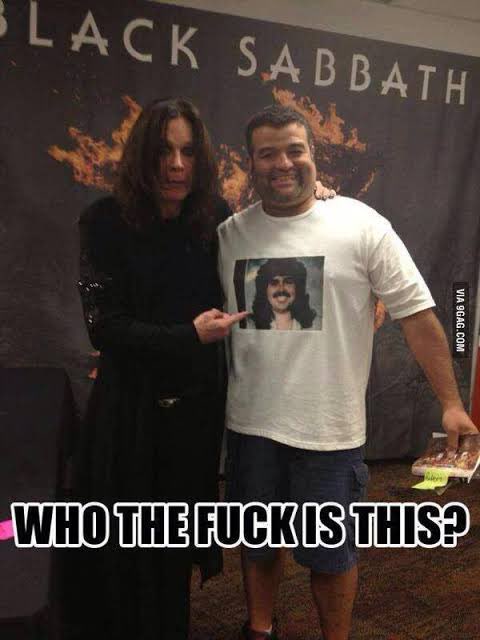 Retro_Slash's tweet photo. Apenas tuve oportunidad de ver X, veo la nota de Ozzy, busque entre fotos que guardé hace tiempo y la encontré , mérito al autor de la foto. Con el ídolo de JJPeña @jesus7 https://t.co/ib00EyeQSS