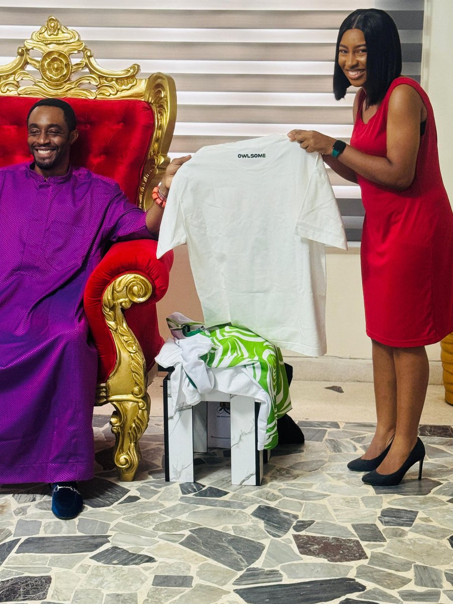 boladebezi's tweet image. I was honoured to present to His Royal Highness Ezelekhae Ewuare The Crown Prince of Benin Kingdom, merchandise from @OwlsomeWears
the official clothing brand sponsor of my @GWR attempt.
Edaiken gha to kpere!
@_spiriituaL
@ListsNG
@davido
@afeare_isreal
@AntoLecky
@instablog9ja
