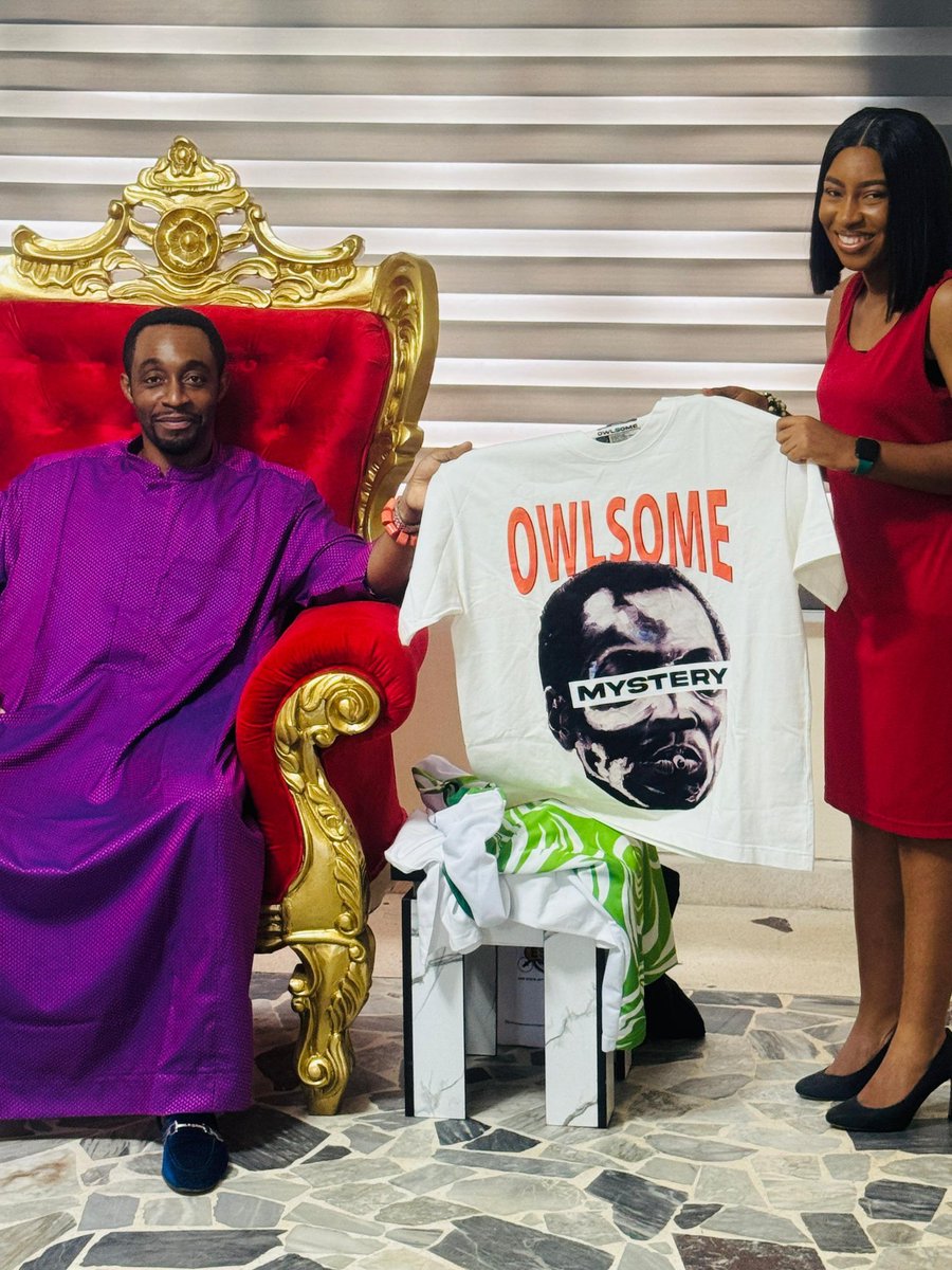 boladebezi's tweet image. I was honoured to present to His Royal Highness Ezelekhae Ewuare The Crown Prince of Benin Kingdom, merchandise from @OwlsomeWears
the official clothing brand sponsor of my @GWR attempt.
Edaiken gha to kpere!
@_spiriituaL
@ListsNG
@davido
@afeare_isreal
@AntoLecky
@instablog9ja