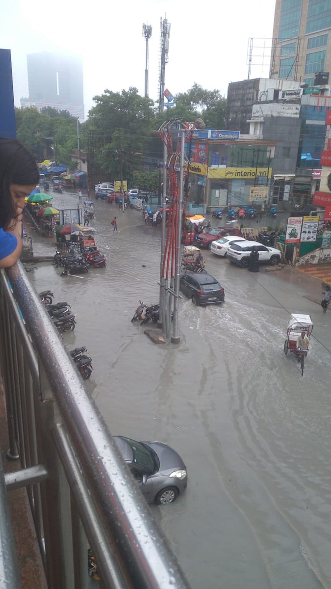 NBTDilli's tweet image. बारिश के बाद नोएडा और ग्रेटर नोएडा की सड़कों पर पानी निकासी के इंतजाम फेल। बारिश के चलते जगह-जगह जलभराव। सूरजपुर डीएम कार्यालय भी जलमग्न। Via @siddharth2596