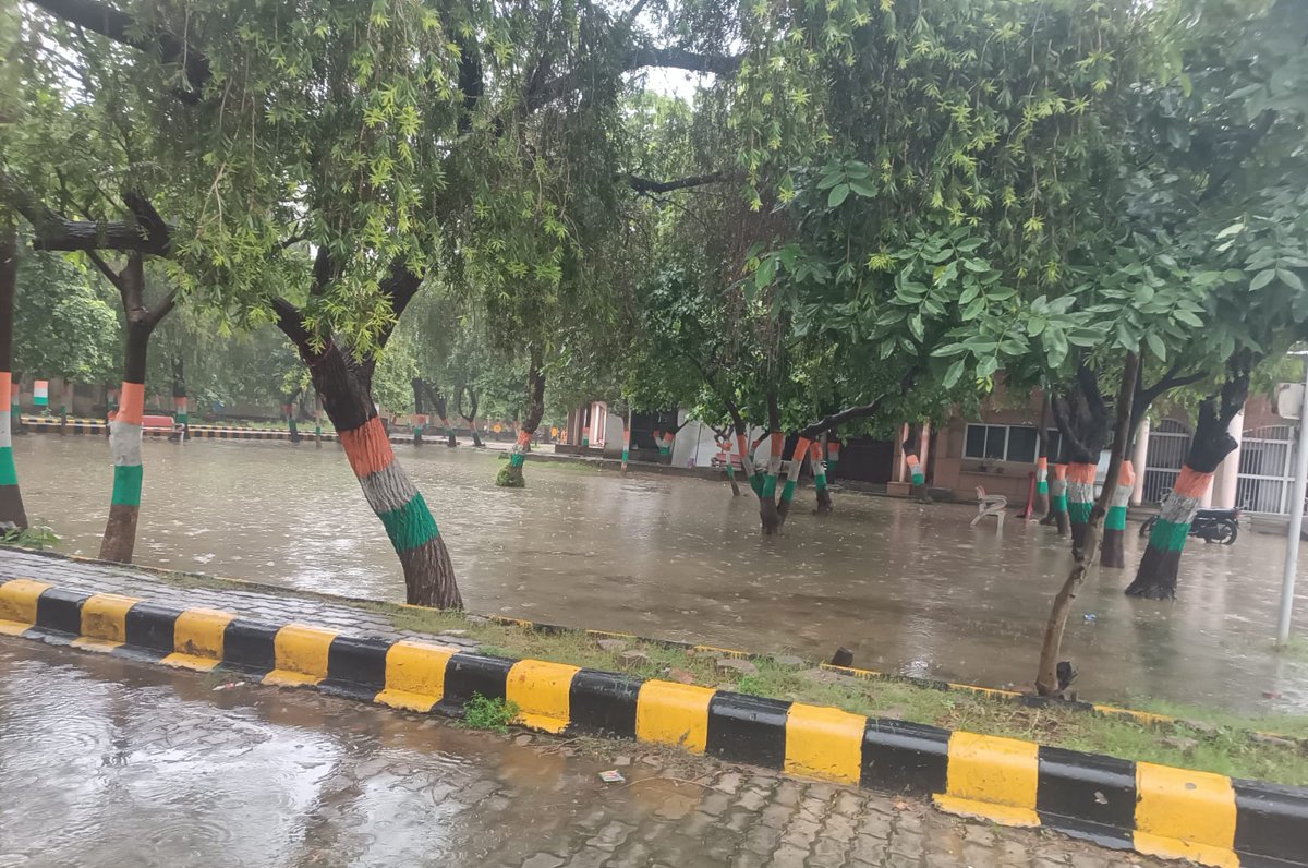 NBTDilli's tweet image. बारिश के बाद नोएडा और ग्रेटर नोएडा की सड़कों पर पानी निकासी के इंतजाम फेल। बारिश के चलते जगह-जगह जलभराव। सूरजपुर डीएम कार्यालय भी जलमग्न। Via @siddharth2596