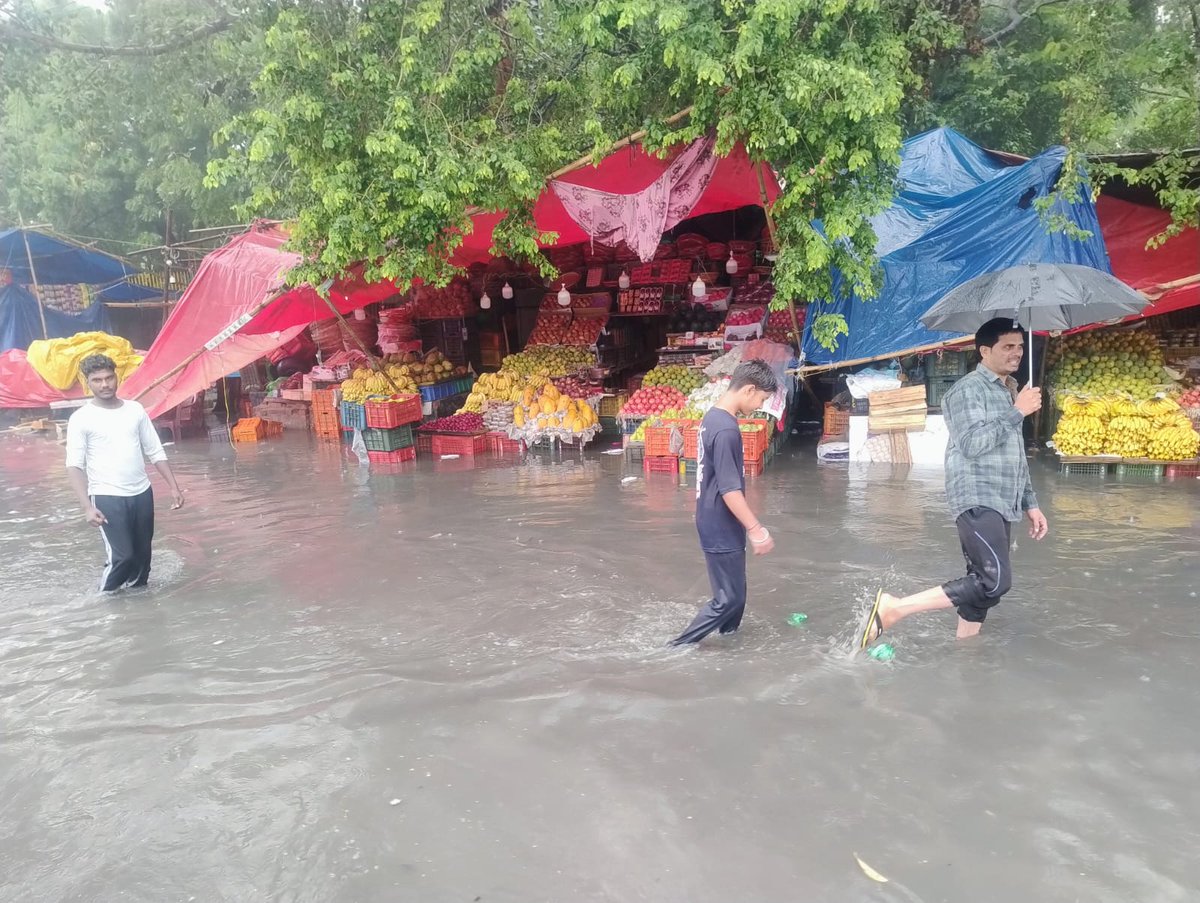 NBTDilli's tweet image. बारिश के बाद नोएडा और ग्रेटर नोएडा की सड़कों पर पानी निकासी के इंतजाम फेल। बारिश के चलते जगह-जगह जलभराव। सूरजपुर डीएम कार्यालय भी जलमग्न। Via @siddharth2596