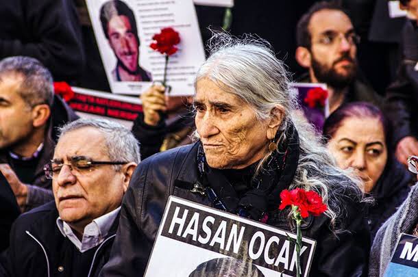 skmresmi's tweet image. Cumartesi Anneleri’nden Hasan Ocak’ın annesi Emine Ocak’ın yaşamını yitirdiğini büyük bir üzüntüyle öğrendik.
Emine Anne, yaşamını onurlu bir direnişe adamış, mücadeleden bir an olsun geri adım atmayan bir kadındı. Yalnızca oğlu Hasan’ın değil, bu topraklarda katledilen,…