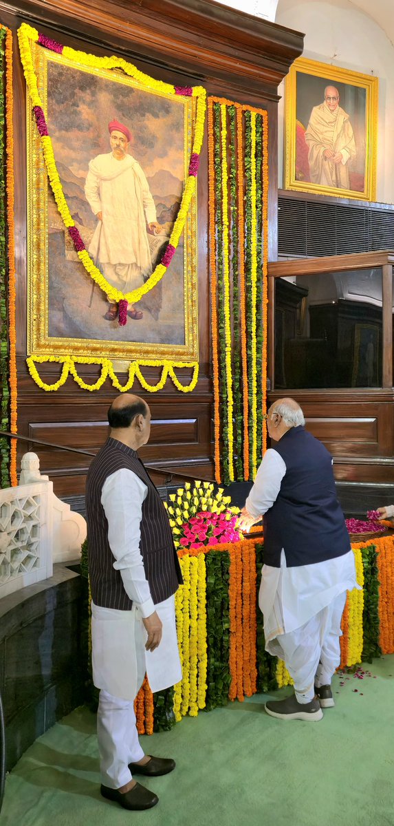 Mallikarjun Kharge (@kharge) on Twitter photo тАЬрдЬрдирдордд рдЬреИрд╕реА рдПрдХ рдЪреАрдЬ рд╣реЛрддреА рд╣реИ рдЬрд┐рд╕рд╕реЗ рд╕реНрд╡реЗрдЪреНрдЫрд╛рдЪрд╛рд░реА рдФрд░ рддрд╛рдирд╛рд╢рд╛рд╣ рднрдп рдЦрд╛рддреЗ рд╣реИрдВтАЭ
~ рд▓реЛрдХрдорд╛рдиреНрдп рдмрд╛рд▓ рдЧрдВрдЧрд╛рдзрд░ рддрд┐рд▓рдХ
рд╕реНрд╡рд░рд╛рдЬ рдХреЗ рдзреНрд╡рдЬрд╡рд╛рд╣рдХ рддрд┐рд▓рдХ рдХрд╛ рдЖрд╣реНрд╡рд╛рди рд╣рдорд╛рд░реЗ рд▓реЛрдЧреЛрдВ рдФрд░ рдкрд░рд╛рдзреАрдирддрд╛ рдХреА рдЬрдХрдбрд╝рди рд╕реЗ рдЬреВрдЭ рд░рд╣реЗ рд░рд╛рд╖реНрдЯреНрд░ рдХреЗ рд▓рд┐рдП рддрд╛рдЬрд╝реА рд╣рд╡рд╛ рдХреЗ рдЭреЛрдВрдХреЗ рдХреА рддрд░рд╣ рдерд╛ред
рддрд┐рд▓рдХ рдиреЗ рдЬрд┐рд╕ рд╕реНрд╡рд░рд╛рдЬ рдХреА рдХрд▓реНрдкрдирд╛ рдХреА, рдЙрд╕рдХрд╛ рдЙрджреНрджреЗрд╢реНрдп рд╣рдореЗрдВ тАЬрдЬрдирдордд рдЬреИрд╕реА рдПрдХ рдЪреАрдЬ рд╣реЛрддреА рд╣реИ рдЬрд┐рд╕рд╕реЗ рд╕реНрд╡реЗрдЪреНрдЫрд╛рдЪрд╛рд░реА рдФрд░ рддрд╛рдирд╛рд╢рд╛рд╣ рднрдп рдЦрд╛рддреЗ рд╣реИрдВтАЭ
~ рд▓реЛрдХрдорд╛рдиреНрдп рдмрд╛рд▓ рдЧрдВрдЧрд╛рдзрд░ рддрд┐рд▓рдХ
рд╕реНрд╡рд░рд╛рдЬ рдХреЗ рдзреНрд╡рдЬрд╡рд╛рд╣рдХ рддрд┐рд▓рдХ рдХрд╛ рдЖрд╣реНрд╡рд╛рди рд╣рдорд╛рд░реЗ рд▓реЛрдЧреЛрдВ рдФрд░ рдкрд░рд╛рдзреАрдирддрд╛ рдХреА рдЬрдХрдбрд╝рди рд╕реЗ рдЬреВрдЭ рд░рд╣реЗ рд░рд╛рд╖реНрдЯреНрд░ рдХреЗ рд▓рд┐рдП рддрд╛рдЬрд╝реА рд╣рд╡рд╛ рдХреЗ рдЭреЛрдВрдХреЗ рдХреА рддрд░рд╣ рдерд╛ред
рддрд┐рд▓рдХ рдиреЗ рдЬрд┐рд╕ рд╕реНрд╡рд░рд╛рдЬ рдХреА рдХрд▓реНрдкрдирд╛ рдХреА, рдЙрд╕рдХрд╛ рдЙрджреНрджреЗрд╢реНрдп рд╣рдореЗрдВ