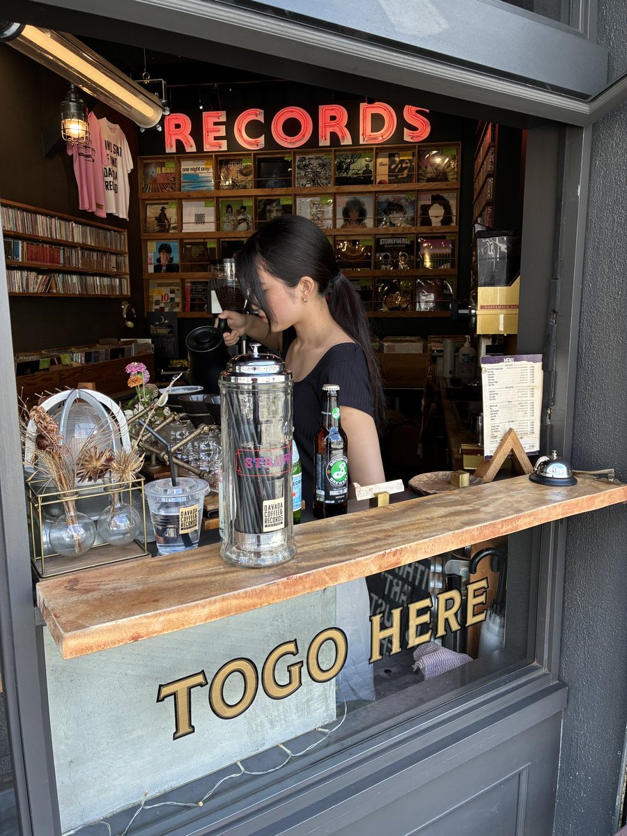 膳所ガール来てます〜🎵さて今日は私コールドブリューを作り過ぎてしまいました🎵本日の推しドリンコは……
第4回選択希望選手❗️
コールドブリュー（水出しコーヒー）❗️京都洛東高校❗️投手❗️#coffee #KYOTOcafe #カフェ京都　#七条カフェ　#京都駅カフェ　#コーヒー　#DAVADACOFFEERECORDS #coldbrew