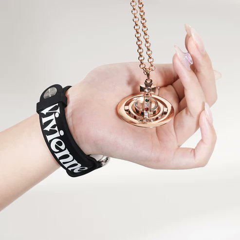 belties_online's tweet image. Vivienne WestwoodのApple Watchバンドが
BELTIESで取り扱い開始！！！

普通のApple Watchバンドじゃ物足りない。
ロゴ、シルエット、空気感。
ヴィヴィアンらしさ全開です！

#BELTIES
#VivienneWestwood