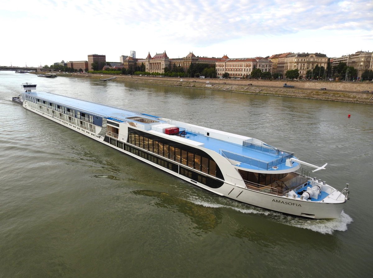 AmaSofia passing Budapest (picture by Peter Kosztolicz taken from Budapest Liberty bridge)