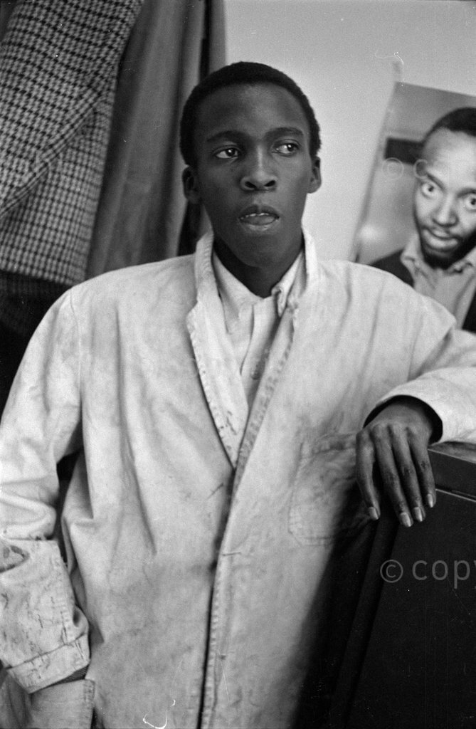 HistorySAZAR's tweet image. Drum Magazine Journalist Lewis Nkosi around 1956. Nkosi began as a journalist for Ilanga Lase Natal in 1955 then as Chief Reporter for Drum Magazine & the Golden Post from 1956 to 1960. In 1960 he left SA on an "exit permit", a one way ticket into exile, for a Nieman Journalism…