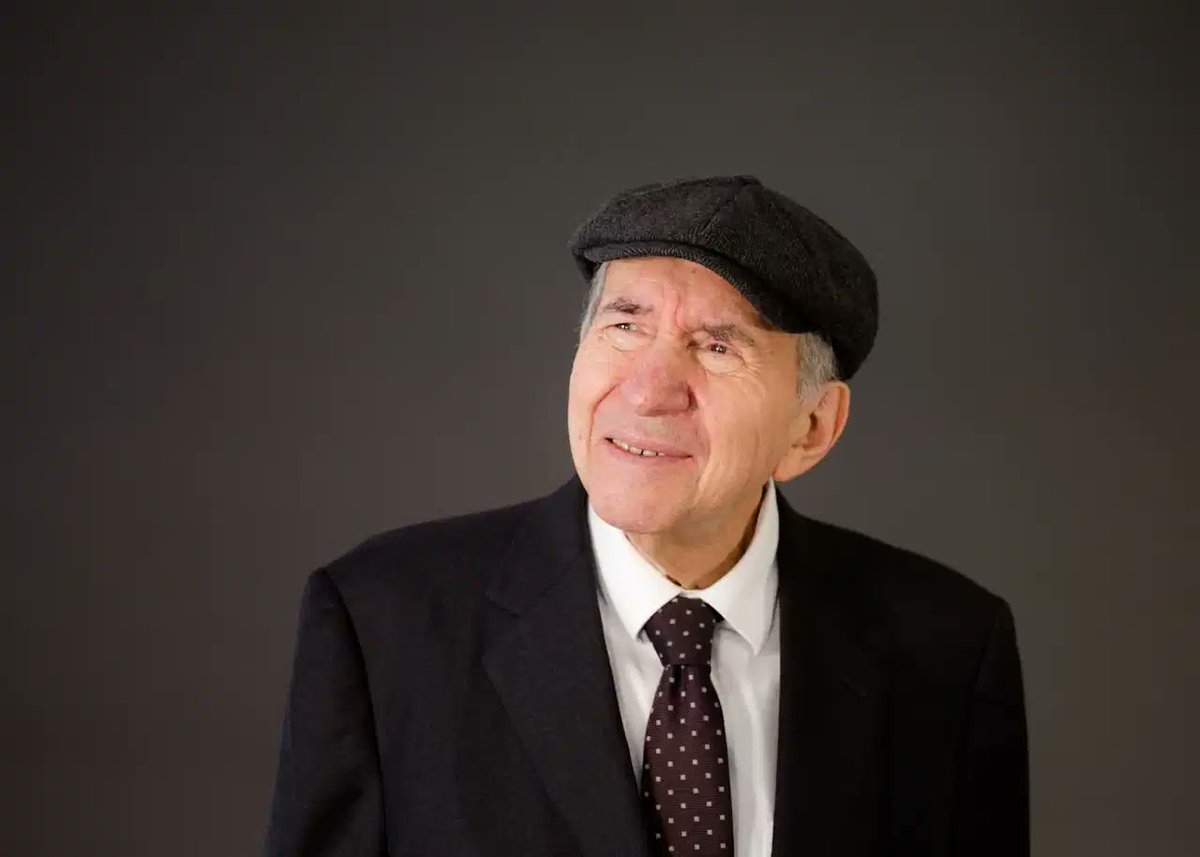 Mehmet Altan #P24Blog'da yazdı:

Bir Baba Dostu: Altan Öymen

“Ölümü biliyoruz… Ama inanmakta zorlanıyoruz. Bir eşinin daha bulunması zor bir insan terk etti bu dünyayı. Hatıralarımızı oluşturan insanlar tek tek gidiyorlar. Gittikleri yerin iyi olmasını diliyorum… Ömürlerini