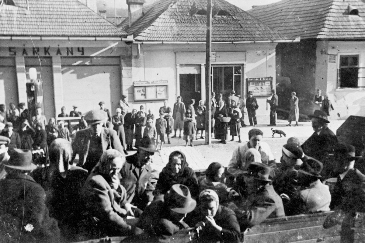 StephenUzzell2's tweet image. Non-Jewish citizens of Dobsina, Slovakia watch the expulsion of their Jewish neighbors #OTD 23 July 1942.
The Jews of Dobsina were sent to Auschwitz. In total, about 100,000 Slovak Jews were murdered in the Holocaust.
