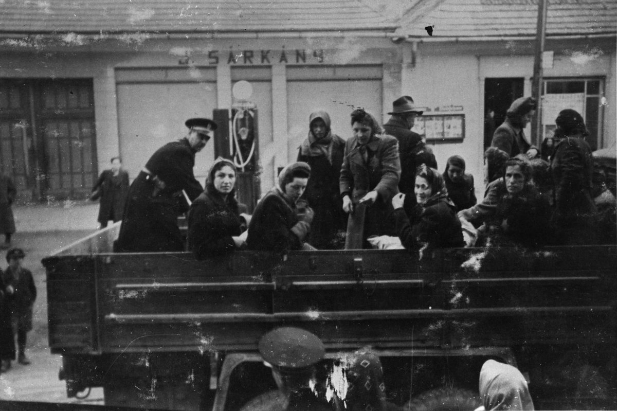 StephenUzzell2's tweet image. Non-Jewish citizens of Dobsina, Slovakia watch the expulsion of their Jewish neighbors #OTD 23 July 1942.
The Jews of Dobsina were sent to Auschwitz. In total, about 100,000 Slovak Jews were murdered in the Holocaust.