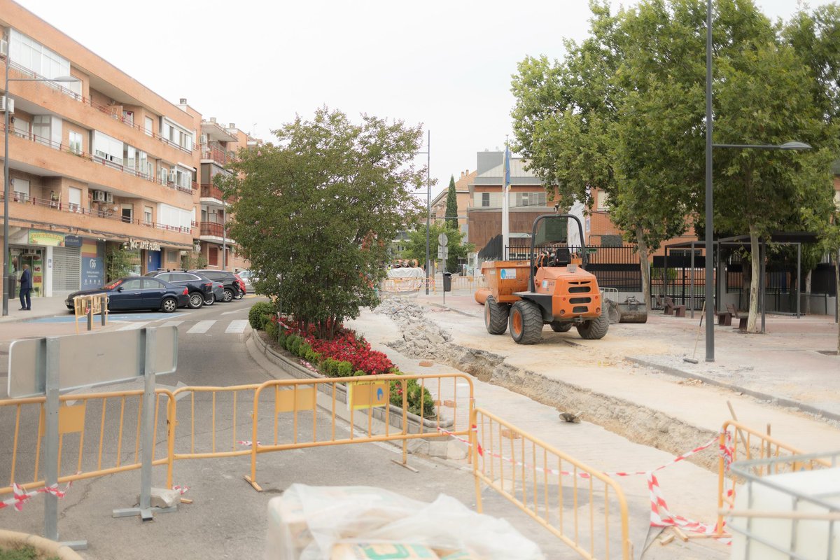 Una de las líneas de actuación de los trabajos que estamos acometiendo en el casco histórico es la renovación de infraestructuras básicas que no se ven.

Un ejemplo de ello es la instalación de un nuevo colector de gran diámetro en la calle Juan Carlos I.

Sentimos las molestias