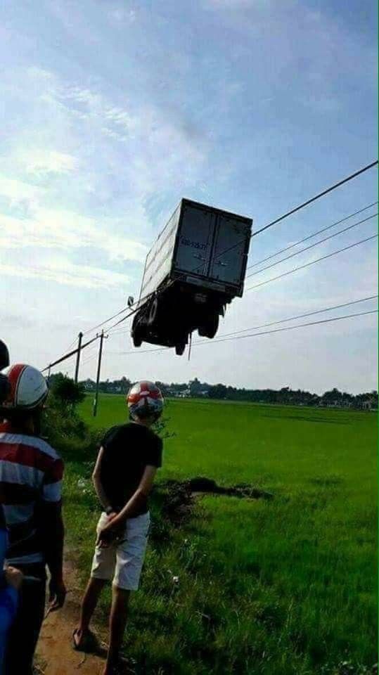 josh_naly's tweet image. Police: What happened here, explain??
ME: ???? See for yourself