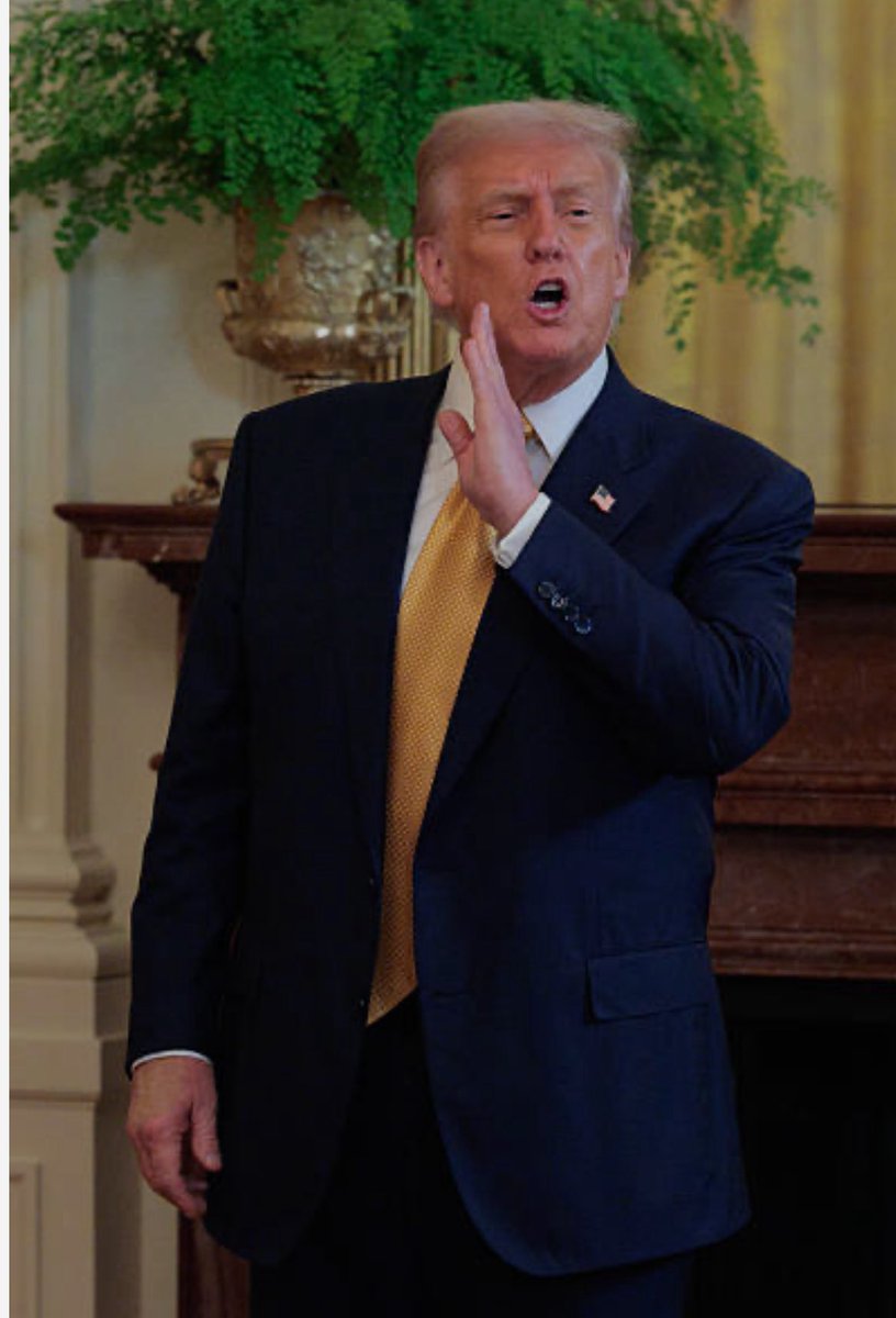 ebeth360's tweet image. President Trump’s public schedule for Wednesday, July 23, 2025.
📸: President Trump speaks with guests during a reception for Republican House members in the East Room of the White House on July 22nd.
