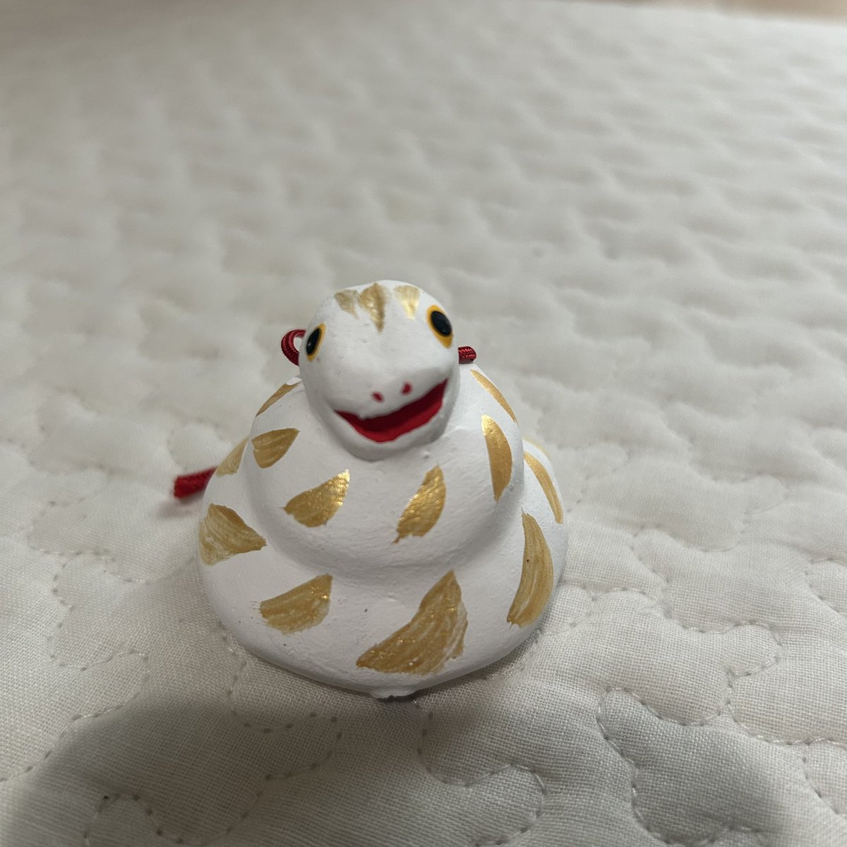 InterestingFX's tweet image. 小金井市にある貫井神社の白蛇の土鈴を父から貰いました。ほんまでっかTVで今年行くと運気UPと放送されたおかげで混雑、この土鈴も半年待ちだったそうです🙄🫠わたしは全然知りませんでしたが、ありがたく家に飾りたいと思いますー*´︶`*)ノ"
金運が上がるらしい(・ω・* 三 *・ω・)
