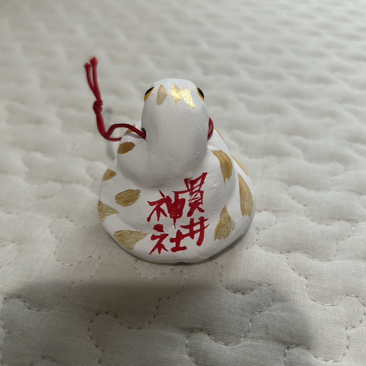 InterestingFX's tweet image. 小金井市にある貫井神社の白蛇の土鈴を父から貰いました。ほんまでっかTVで今年行くと運気UPと放送されたおかげで混雑、この土鈴も半年待ちだったそうです🙄🫠わたしは全然知りませんでしたが、ありがたく家に飾りたいと思いますー*´︶`*)ノ"
金運が上がるらしい(・ω・* 三 *・ω・)