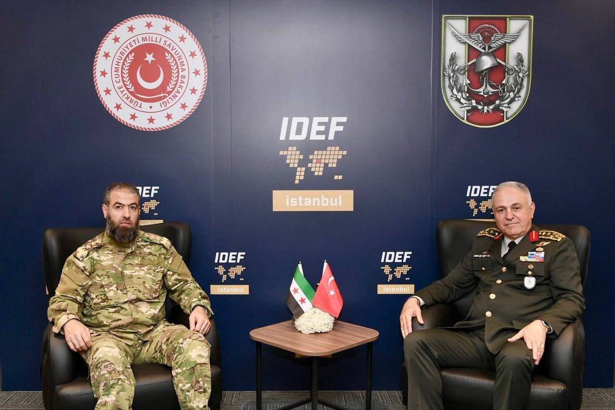 ClashReporttr's tweet image. Suriye Hava Kuvvetleri Komutanı Tümgeneral Asım Hawari, IDEF 2025 Savunma Sanayii Fuarı kapsamında Genelkurmay Başkanı Orgeneral Metin Gürak ile bir araya geldi. Fuar, İstanbul'da düzenlendi.