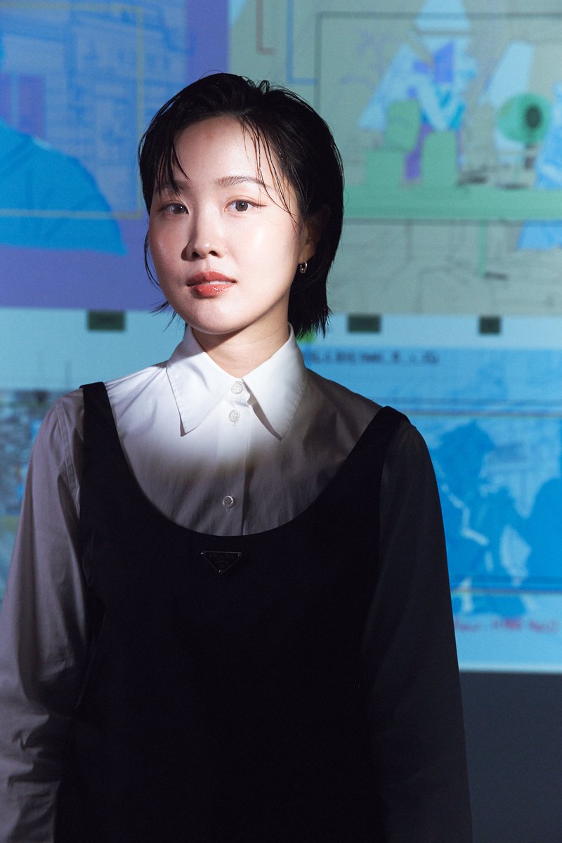 thesummer_2025's tweet image. ⋰
『 #TheSummerあの夏 』
𝔻𝕚𝕣𝕖𝕔𝕥𝕠𝕣 ハン・ジウォン
⋱
ソウル在住の映画監督。デビュー作『思ったより晴れ』は、ヨン・サンホ監督らの賞賛を浴び、「新世代の監督」と評された。…