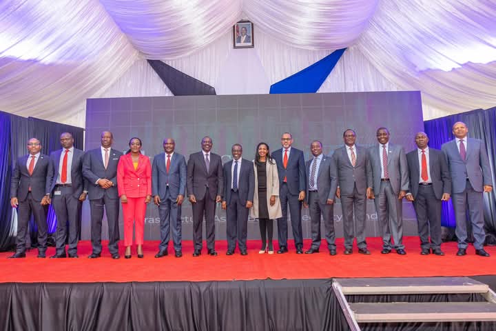 JohnMbadiN's tweet image. Joined H.E @WilliamsRuto at the Nairobi Securities Exchange for the bell-ringing to celebrate the listing of the Linzi Asset-Backed Security which has raised over 44Billion.
