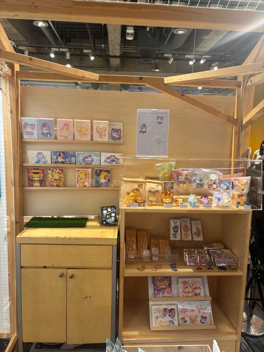 FEWMANY_SHIBUYA's tweet image. 本日から開催!
Yoyo Yeungさん(@IcyWhiteYoyo)の個展「ヨギラの旅」が渋谷ロフト6階 FEWMANY SIBUYA LOFT GALLERYで開催中!
原画作品やソフビは勿論、ぬいぐるみなども盛りだくさんです🧸
ぜひご覧下さい✨
【開催期間】
7月23日(火)〜8月3日(日)
(原画作品・カスタムソフビは抽選販売となります)