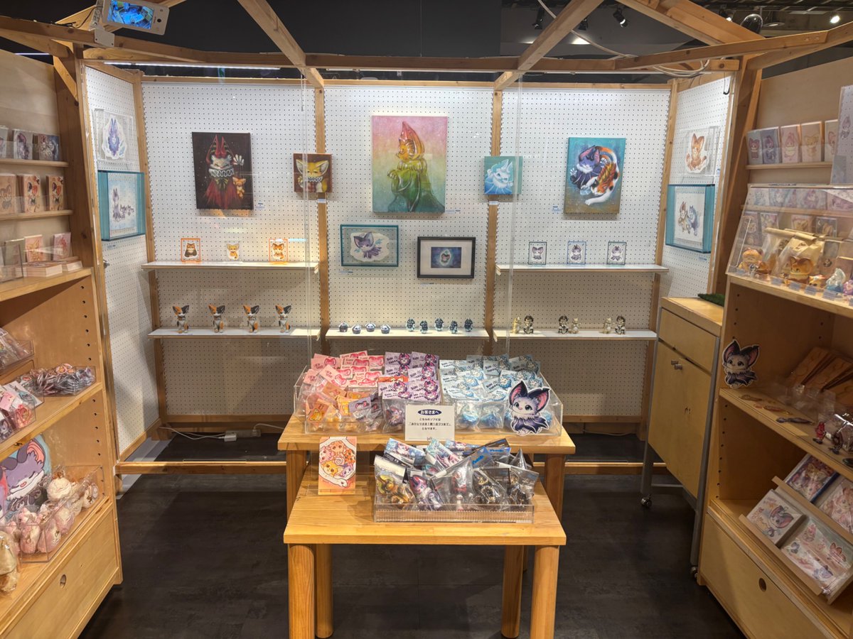 FEWMANY_SHIBUYA's tweet image. 本日から開催!
Yoyo Yeungさん(@IcyWhiteYoyo)の個展「ヨギラの旅」が渋谷ロフト6階 FEWMANY SIBUYA LOFT GALLERYで開催中!
原画作品やソフビは勿論、ぬいぐるみなども盛りだくさんです🧸
ぜひご覧下さい✨
【開催期間】
7月23日(火)〜8月3日(日)
(原画作品・カスタムソフビは抽選販売となります)