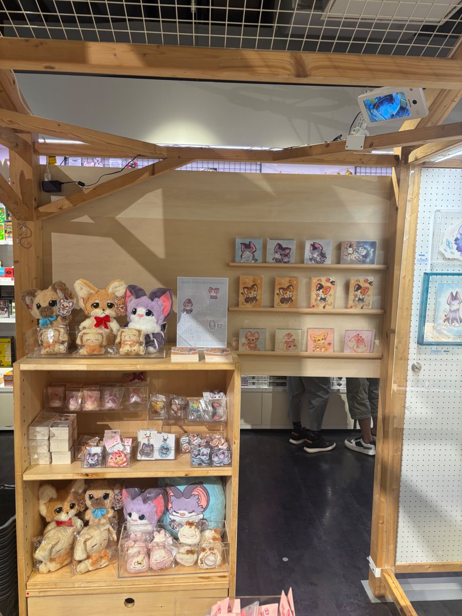 FEWMANY_SHIBUYA's tweet image. 本日から開催!
Yoyo Yeungさん(@IcyWhiteYoyo)の個展「ヨギラの旅」が渋谷ロフト6階 FEWMANY SIBUYA LOFT GALLERYで開催中!
原画作品やソフビは勿論、ぬいぐるみなども盛りだくさんです🧸
ぜひご覧下さい✨
【開催期間】
7月23日(火)〜8月3日(日)
(原画作品・カスタムソフビは抽選販売となります)