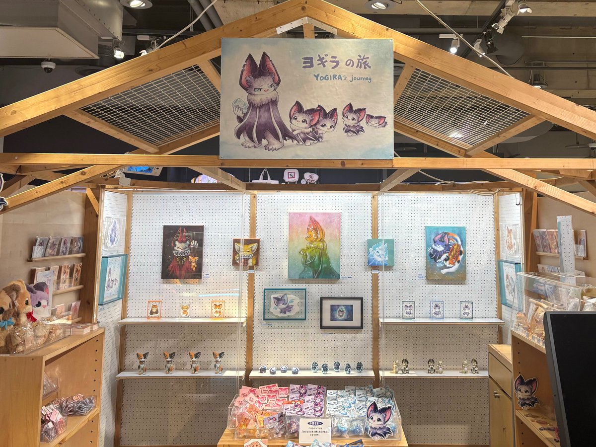 FEWMANY_SHIBUYA's tweet image. 本日から開催!
Yoyo Yeungさん(@IcyWhiteYoyo)の個展「ヨギラの旅」が渋谷ロフト6階 FEWMANY SIBUYA LOFT GALLERYで開催中!
原画作品やソフビは勿論、ぬいぐるみなども盛りだくさんです🧸
ぜひご覧下さい✨
【開催期間】
7月23日(火)〜8月3日(日)
(原画作品・カスタムソフビは抽選販売となります)