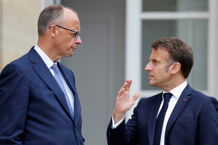 DSocialista_'s tweet image. Macron y Merz abordan el acuerdo UE-Mercosur y la amenaza de aranceles de Trump
París y Berlín buscan una posición común ante la negociación con EE. UU. y mantienen diferencias sobre el tratado comercial con el bloque sudamericano.
🔗diariosocialista.net/2025/07/23/mac…