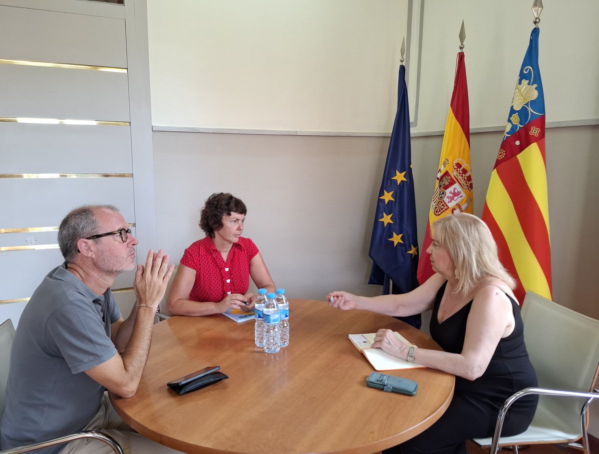 GVAivass's tweet photo. La directora general @mjricollorca se reúne con Amparo Azcutia y Vicente Bernat de la asociación @HogaresComparti🏡👴💞

Ofrece a personas mayores con escasos recursos vivir dignamente, de forma tranquila, libre e independiente
#soledadnodeseada
#envejecimientoactivo
#solidaridad https://t.co/Q6fGo1XfuA
