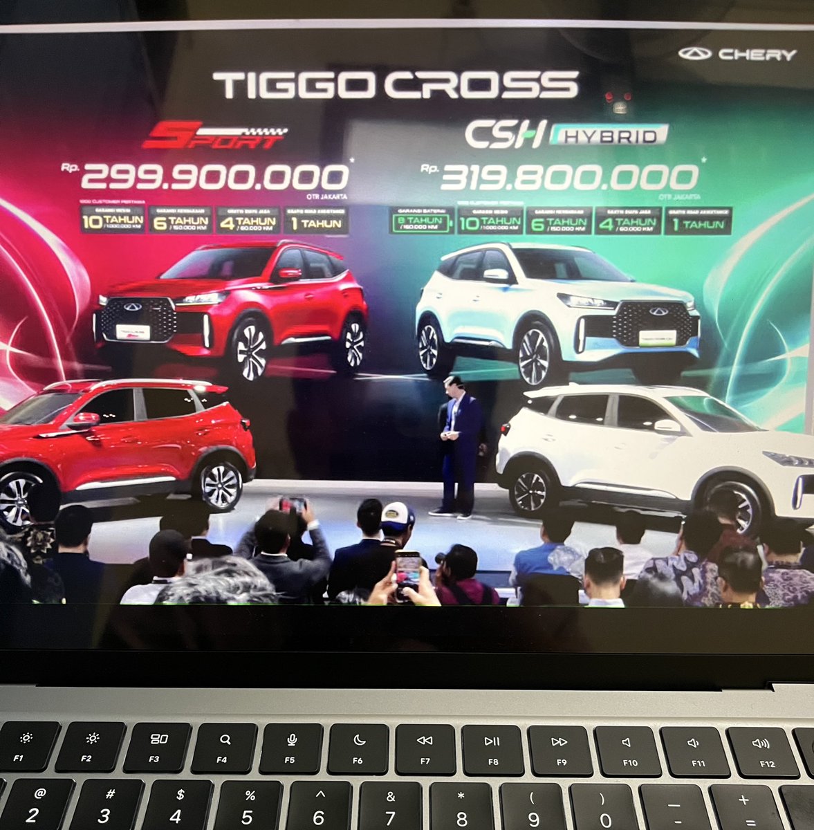 Me_fahd's tweet photo. Dah rusak harga mobil di Indo, Cherry siap bombardir 😂😂 harganya cuuuy mencengangkan pas launcing tiggo cross yang baru 🔥#chery #tiggocross https://t.co/64HW2p8ht4