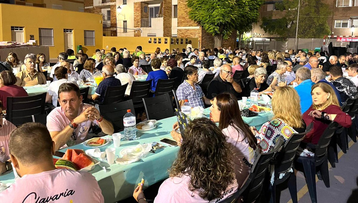 Unas 300 personas asistieron a la #cenadelhambre de #Chiva. Los vecinos de una de las localidades afectadas por la #dana han mostrado su solidaridad con las personas empobrecidas a pesar de estar todavía en proceso de recuperación de la catástrofe. Gracias a todos!

#manosunidas