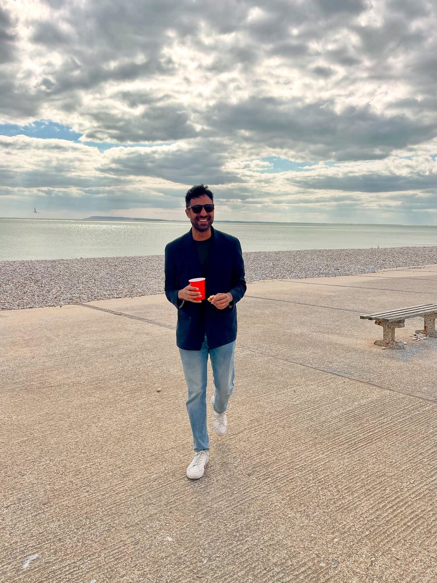 cyrillibrahim's tweet image. Some are made of sunlight, salt air, and the people who make you laugh.
Grateful for afternoons like this.
Not every moment needs a piano.
#ModernClassic #FriendshipInFocus #StillnessAndJoy #CyrillIbrahim #PianoOffStage #ArtistLife #BehindTheMusic #BeachWalks #MomentsOfCalm