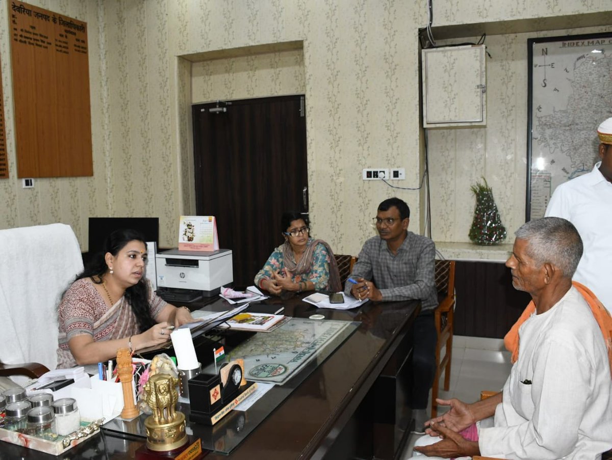 dmdeoria's tweet image. कलक्ट्रेट कार्यकक्ष में #जनता_दर्शन के दौरान आमजन की समस्याओं को सुनते हुए।
@UPGovt
@jansunwai_up
@CMOfficeUP
@InfoDeptUP