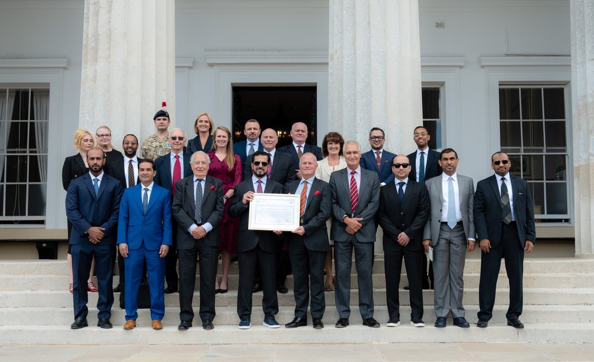 DEWAOfficial's tweet image. تقديراً لمسيرة قيادية حافلة بالإنجازات والريادة في القطاع، تسلّم معالي سعيد محمد الطاير، العضو المنتدب الرئيس التنفيذي لهيئة كهرباء ومياه دبي، "جائزة التميز القيادي مدى الحياة" من ساندهيرست، في لندن بالمملكة المتحدة، كأول فائز بهذه الجائزة المرموقة عالمياً في القطاع المدني.…