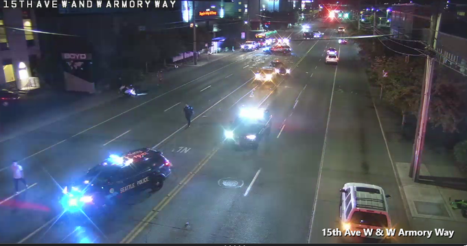 在W ARMORY WAY的15th Ave W上发生碰撞，阻塞了所有车道。寻求替代路线并谨慎行事。