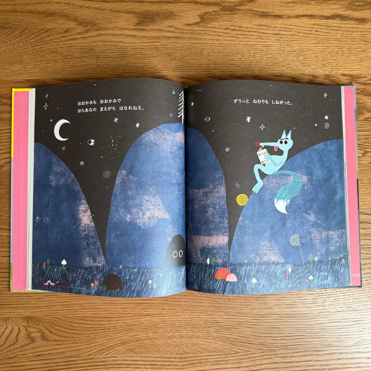 micromagazine03's tweet image. 今日ご紹介するのはこちら💁📕
ダニエル・カールさんが山形弁で翻訳した絵本『ちちゃこいやつ』🐺
味のある語り口からの…
なかなか驚きのラスト🌲
読むほどにいろいろな発見があります。
第2回 親子で読んでほしい絵本大賞
「この本読んで!読者賞」1位
全国学校図書館協議会「えほん50」2021選定