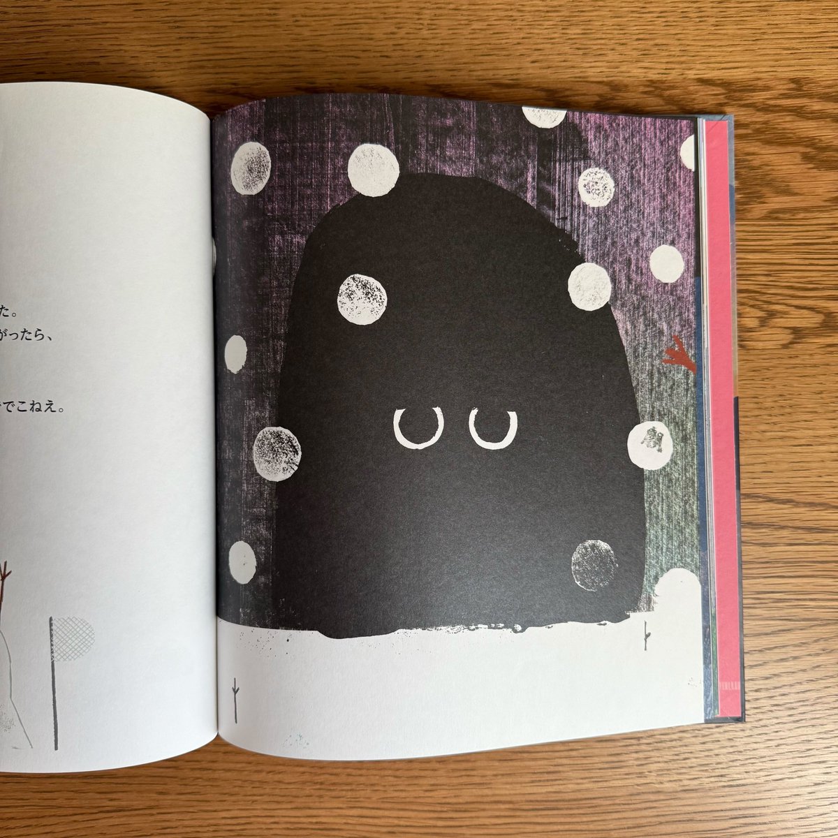 micromagazine03's tweet image. 今日ご紹介するのはこちら💁📕
ダニエル・カールさんが山形弁で翻訳した絵本『ちちゃこいやつ』🐺
味のある語り口からの…
なかなか驚きのラスト🌲
読むほどにいろいろな発見があります。
第2回 親子で読んでほしい絵本大賞
「この本読んで!読者賞」1位
全国学校図書館協議会「えほん50」2021選定